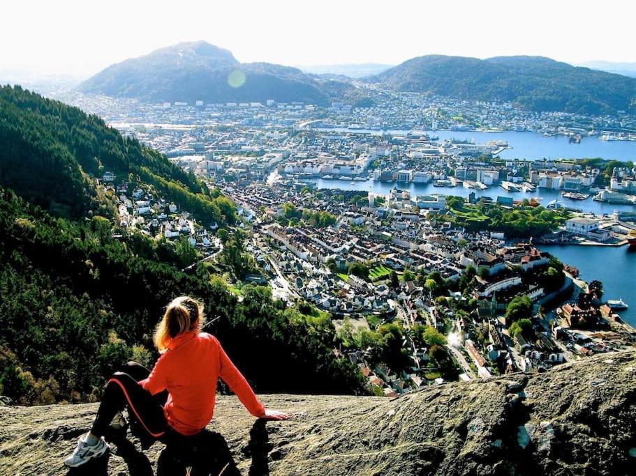Spacious Historical Art Oasis In The City Center Bergen Exterior photo