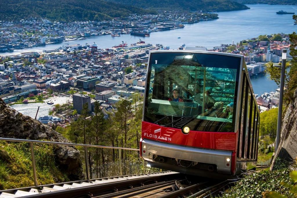 Spacious Historical Art Oasis In The City Center Bergen Exterior photo