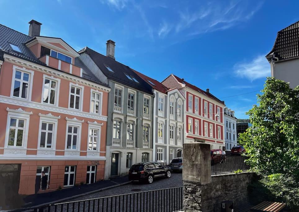 Spacious Historical Art Oasis In The City Center Bergen Exterior photo